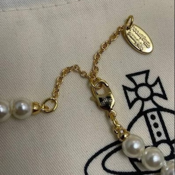 VIVIENNE WESTWOOD
Faux-Pearl Lucrece Pendant Necklace - Picture 4 of 11